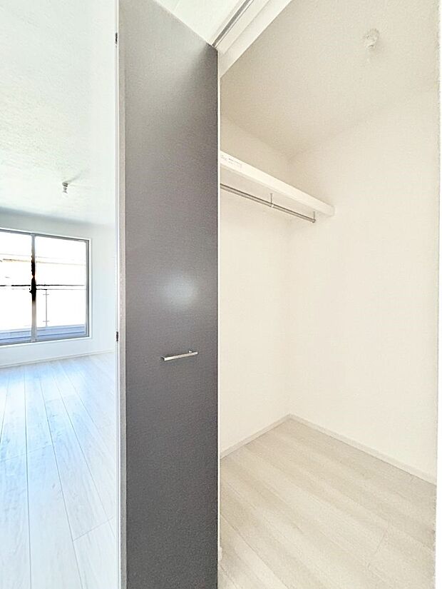 【ウォークインクローゼット】ウォークインクローゼット付きで生活空間を広く利用できます。