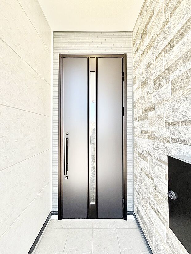 【玄関】玄関前は雨が降っても濡れにくい屋根付き