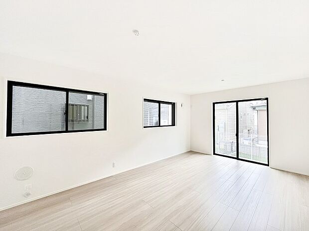 【ダイニング】明るい陽光が注ぎ、寛ぎの雰囲気に満たされるダイニング。