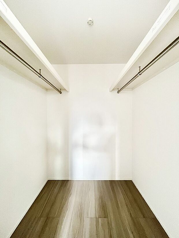 【ウォークインクローゼット】ウォークインクローゼット付きで生活空間を広く利用できます。