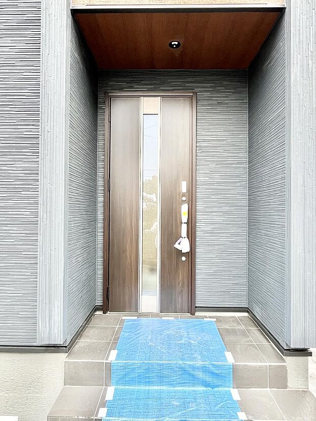 【玄関】玄関前は雨が降っても濡れにくい屋根付き