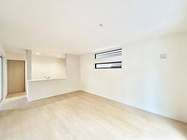 【リビングダイニング】明るい陽光が注ぎ、寛ぎの雰囲気に満たされるリビング・ダイニング。