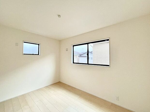 【洋室】2面採光を確保した明るい空間。家族みんなが快適な暮らしを実現する設計です。