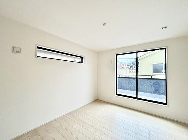 【寝室】明るいバルコニーサイドに洋室を設置。目覚めの良い寝室に。