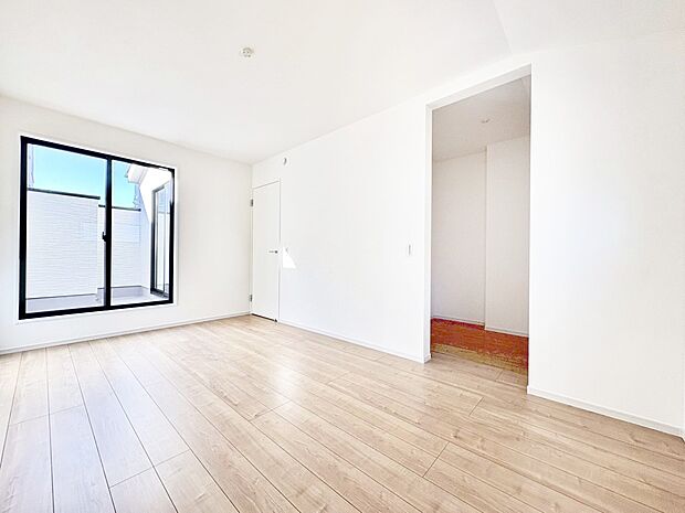 【洋室】ウォークインクローゼットがあるお部屋！季節ごとの入れ替えも不要で便利です。