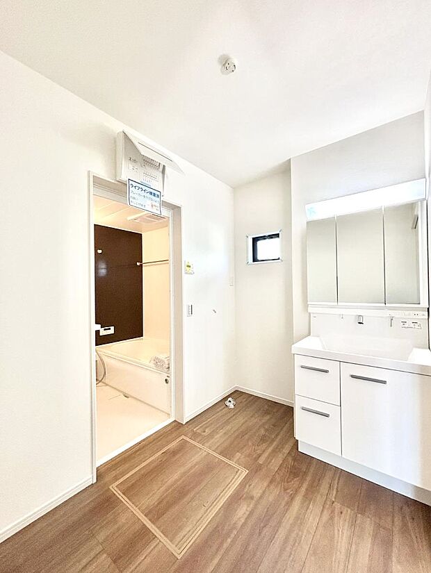 【脱衣場】清潔感のある快適空間です。毎日の身支度も気持ち良くお使い頂けます。