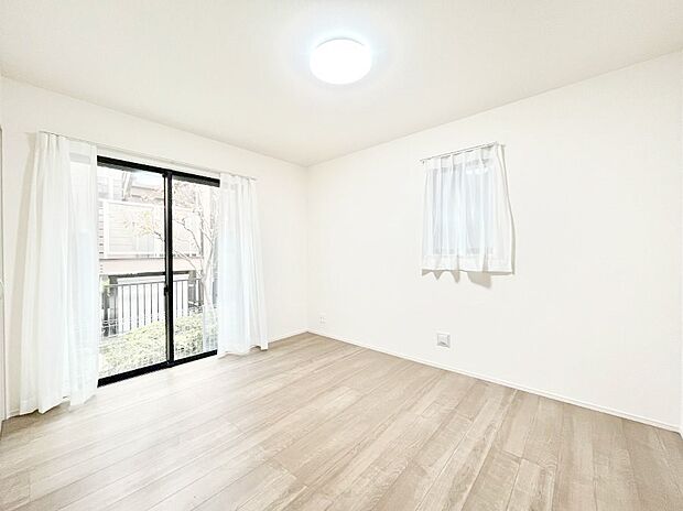 【洋室】窓からのやさしい光が心地よいプライベートルーム