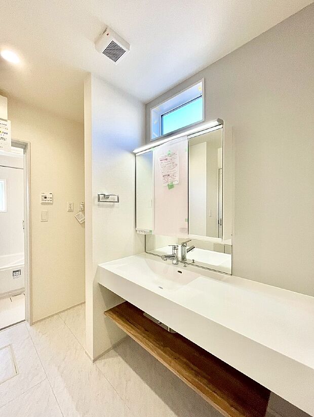 【脱衣場】ゆとりの洗面スペースで朝の身支度もスムーズに