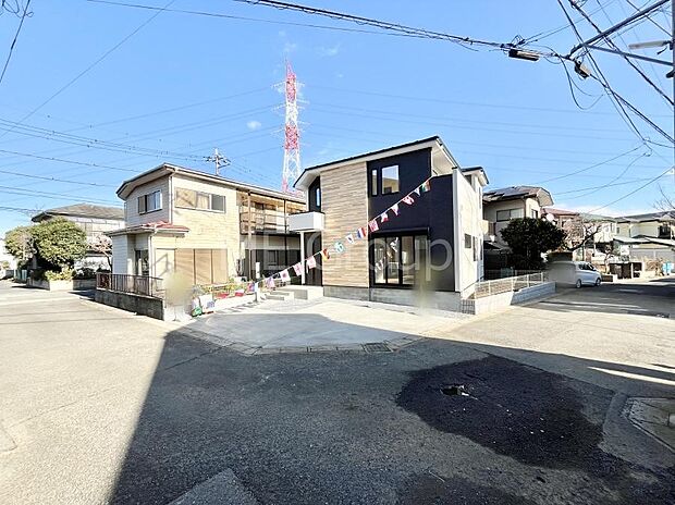 【前面道路含む現地写真】角地なので日当たりも良く、お家が堂々として見えます。