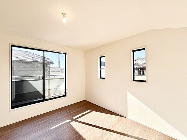 【洋室】バルコニーが開放感をプラスしてくれる洋室