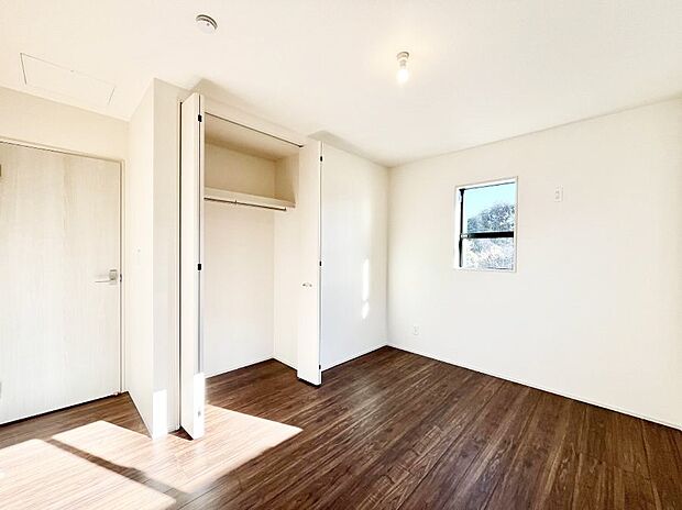 【子供部屋】窓からのやさしい光が心地よいプライベートルーム