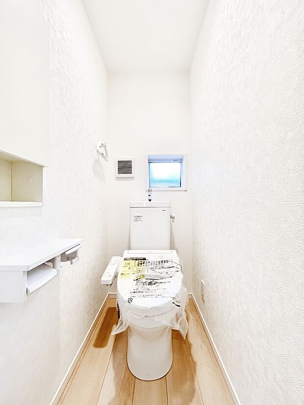 【トイレ】清潔感あるシャワートイレ。小窓から光が注ぎ込みます!