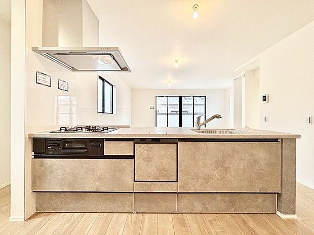 【キッチン】毎日使うキッチンだから、使いやすさ&お手入れのしやすさにこだわりました。