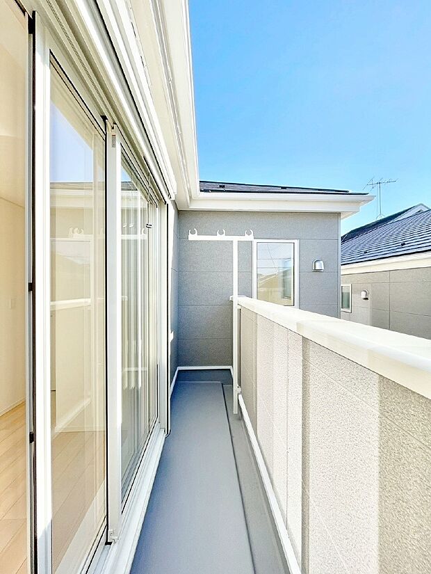 【バルコニー】暖かな陽光が降り注ぐバルコニーはお洗濯におすすめ。爽やかな風も心地よいです。