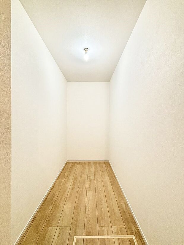 【ウォークインクローゼット】ウォークインクローゼットがあると、スーツケースや季節小物などをまとめて1か所に収納できるので、物の管理がしやすくなります。