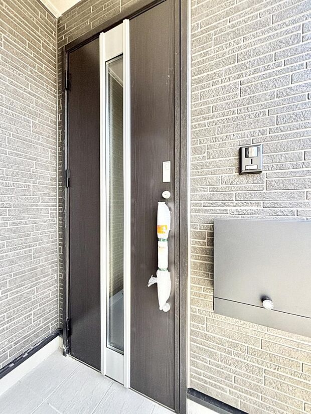 【玄関】住まいの顔を演出する、玄関ドア。