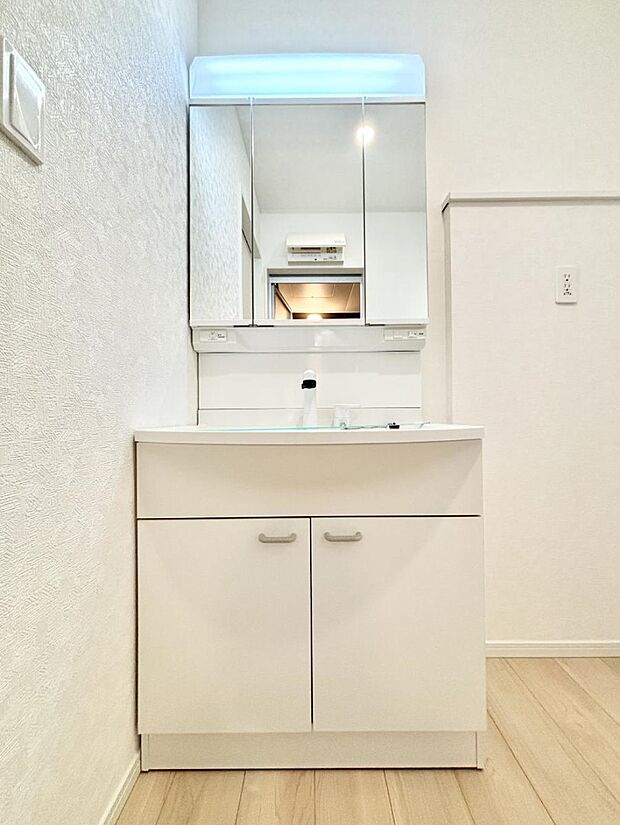 【洗面台・洗面所】大きく見やすい三面鏡で清潔感ある洗面台は、身だしなみチェックや肌のお手入れにおすすめです。