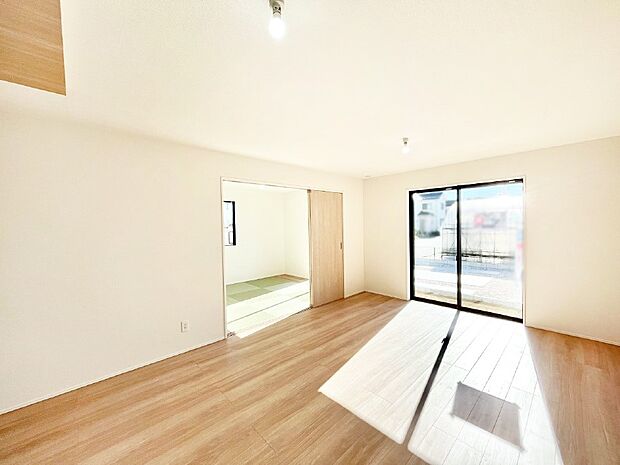 【リビングダイニング】隣接の和室を開放すればさらに広々空間に