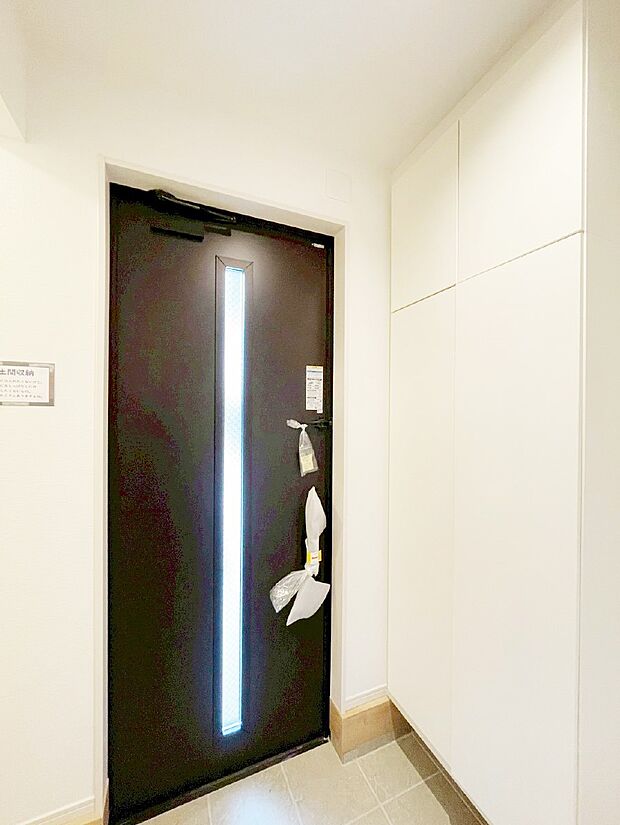 【玄関】ガラススリットの入った玄関ドアが室内に光を届けてくれます