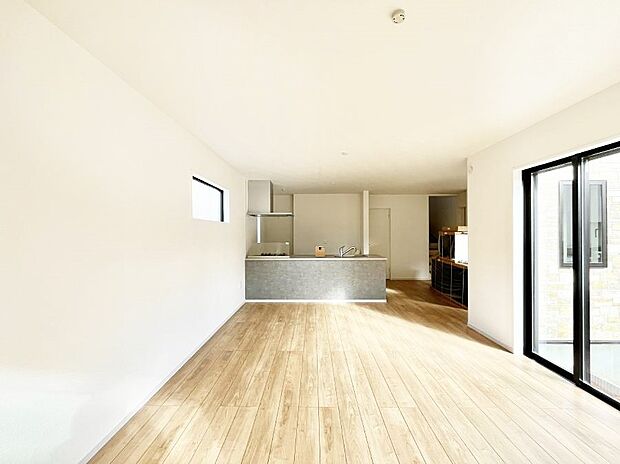 【リビングダイニング】家族団らんの時間も増えそうなくつろぎのリビングダイニング。