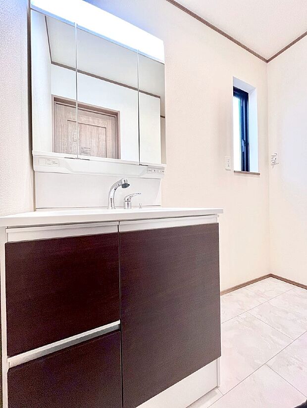 【脱衣場】清潔感のある快適空間です。毎日の身支度も気持ち良くお使い頂けます。