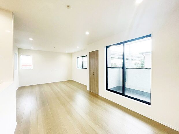 【リビングダイニング】大きな窓からたっぷりの陽光と風を感じられるリビング