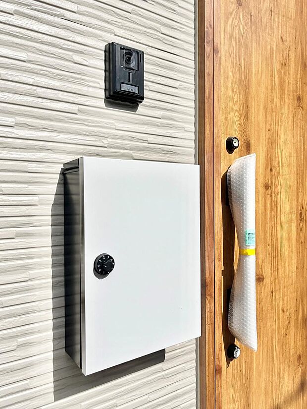 【その他現地】シンプルデザインのポスト。