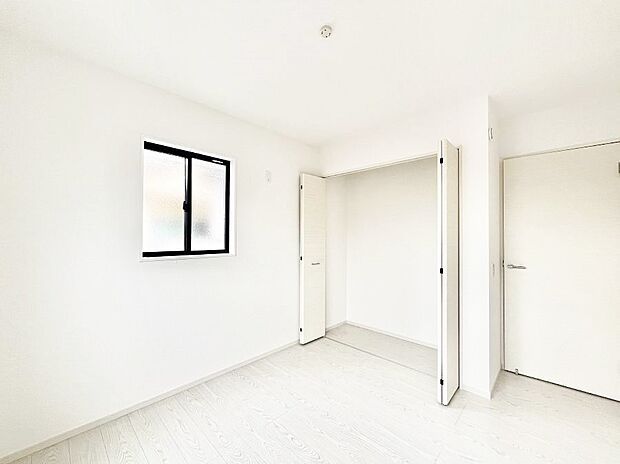 【寝室】使いやすい形でベットや家具の置き方にも困ることもありません。