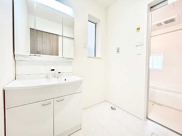 【脱衣場】清潔感ある洗面化粧室で朝の身支度も快適