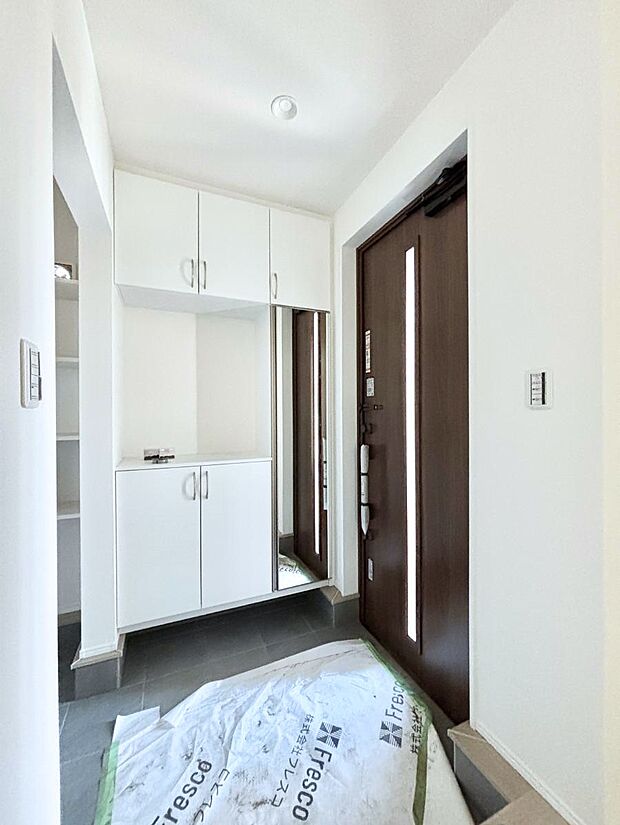 【玄関】いつもきれいにしておきたい玄関ですね。