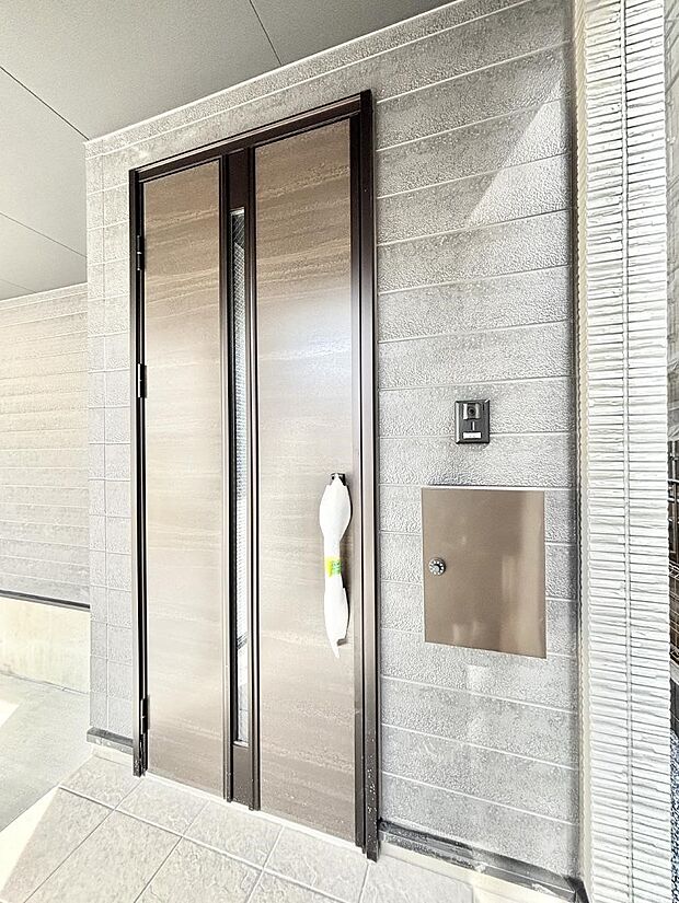 【玄関】住まいの顔を演出する、玄関ドア。