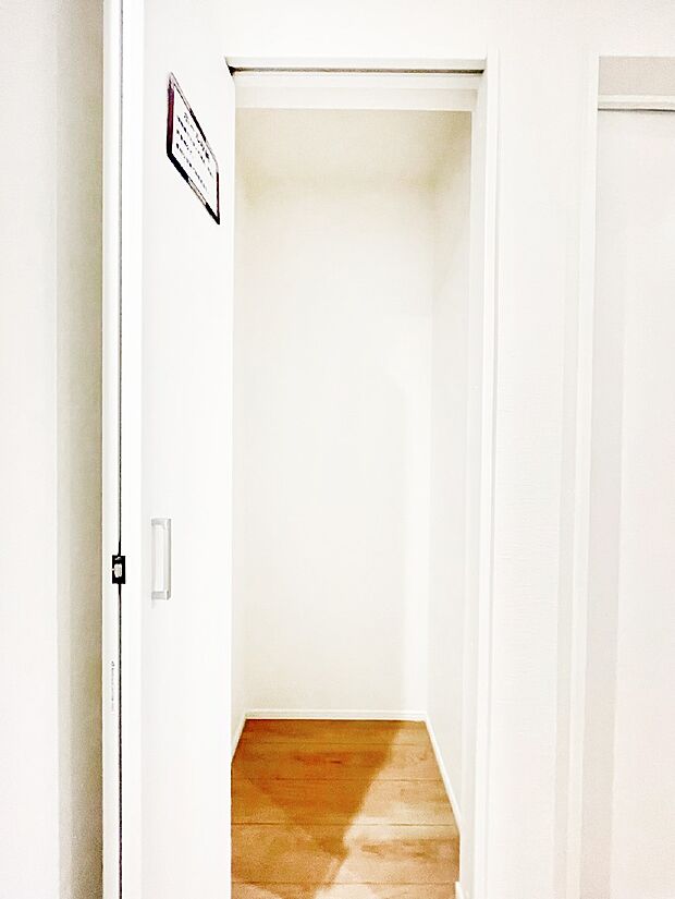 【玄関ホール収納】玄関ホール収納です。掃除道具やお出かけ用グッズの収納に便利です。