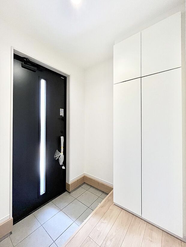 【玄関】明るい玄関はお客様をお出迎えするのにぴったりです!