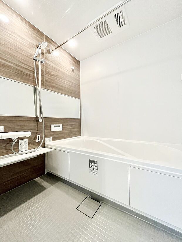 【浴室】落ち着いた雰囲気でゆっくりお寛ぎいただけるバスルーム