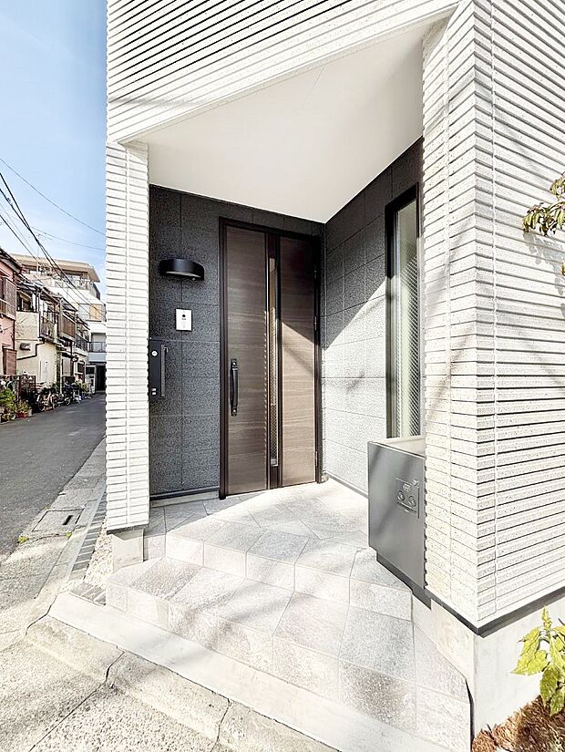 【玄関】玄関前は雨が降っても濡れにくい屋根付き