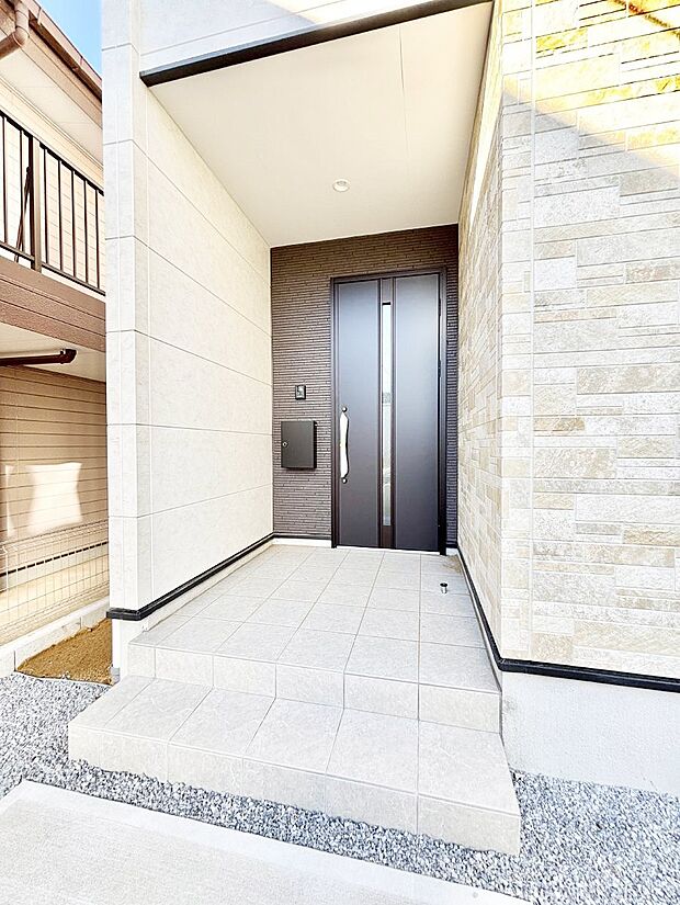 【玄関】玄関前は雨が降っても濡れにくい屋根付き