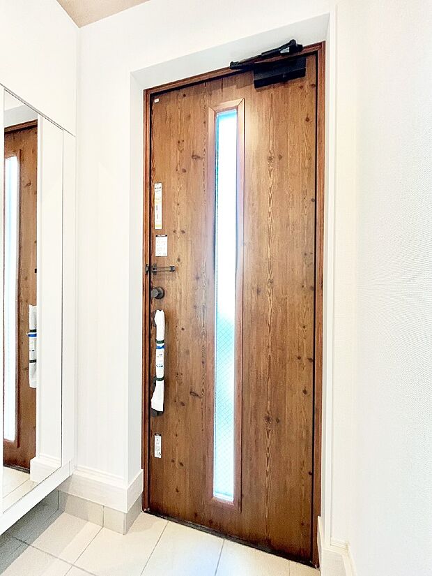 【玄関】玄関ドアにスリッドラインが入っているので光の演出をしてくれます!