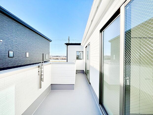 【バルコニー】ゆったりバルコニーだから沢山お洗濯ものを干せます。