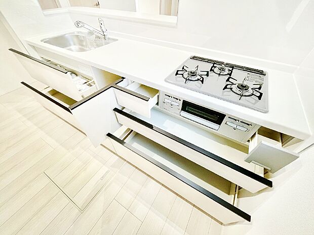 【シンク】広々としたシンクでお料理やお皿洗いもラクラク快適に！