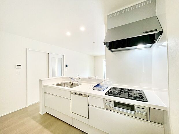 【ダイニングキッチン】ゆとりあるキッチンではご家族と楽しくお料理ができます。