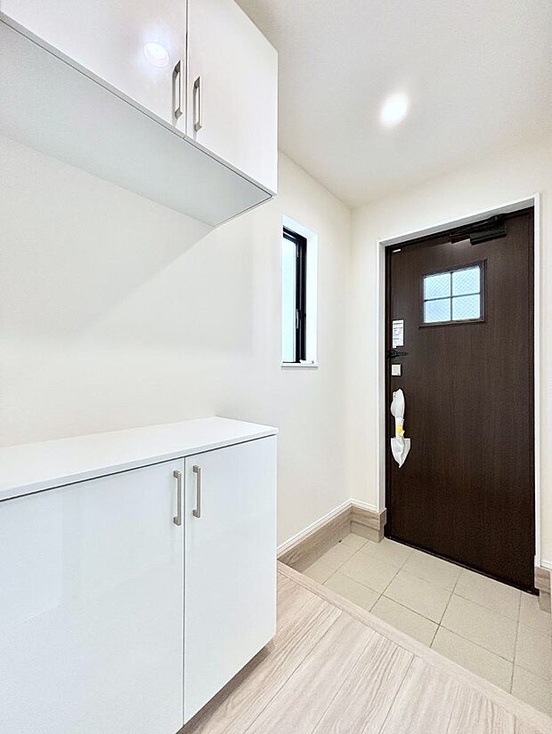 【玄関】飾り棚を利用して、お越しいただくお客様をおもてなしできます。