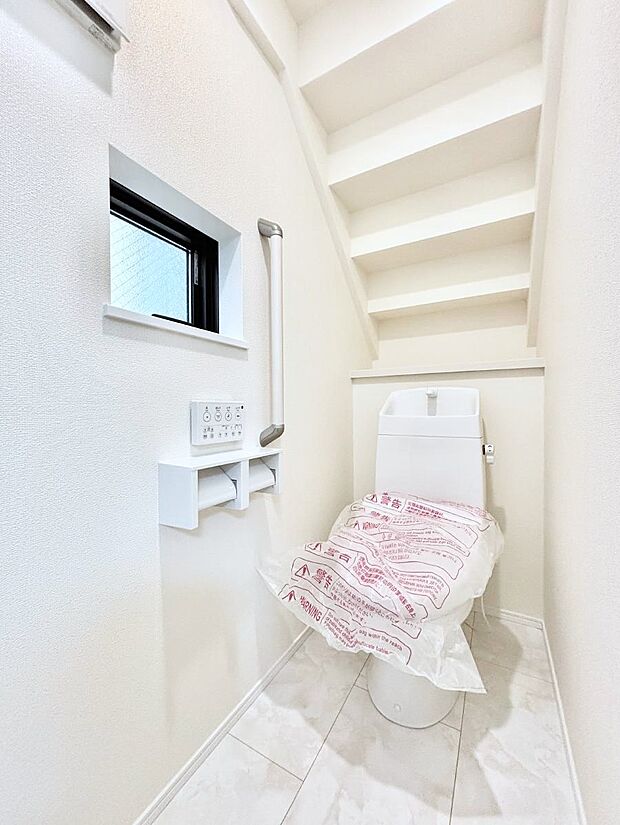 【トイレ】トイレは1階と2階それぞれに配置されていてとても便利です。