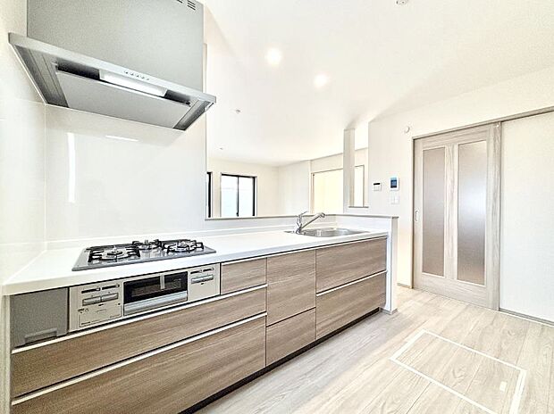 【ダイニングキッチン】料理をしながらでもご家族との会話を楽しめる対面キッチン