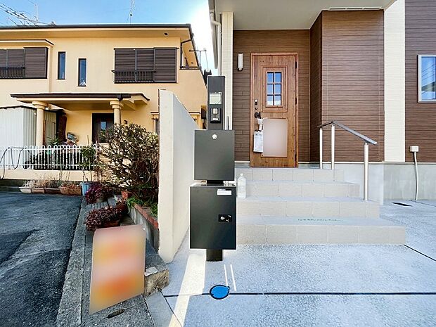 【その他現地】シンプルデザインのポスト。