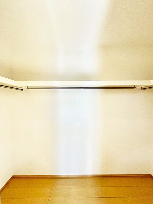 【ウォークインクローゼット】衣類をハンガーに掛けたまま収納できるWIC。衣類の整理整頓がしやすくて便利です!