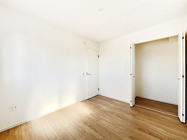 【寝室】使いやすい形でベットや家具の置き方にも困ることもありません。