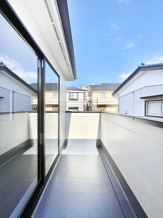 【バルコニー】ゆったりバルコニーだから沢山お洗濯ものを干せます。