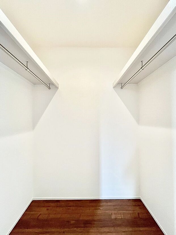 【ウォークインクローゼット】ウォークインクローゼット付きで生活空間を広く利用できます