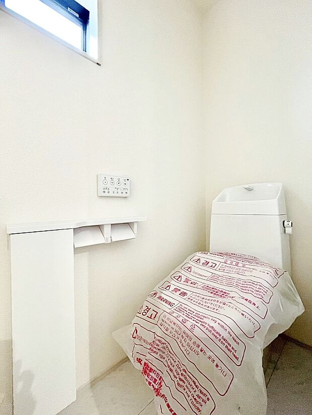 【トイレ】清潔感あるシャワートイレ。小窓から光が注ぎ込みます！