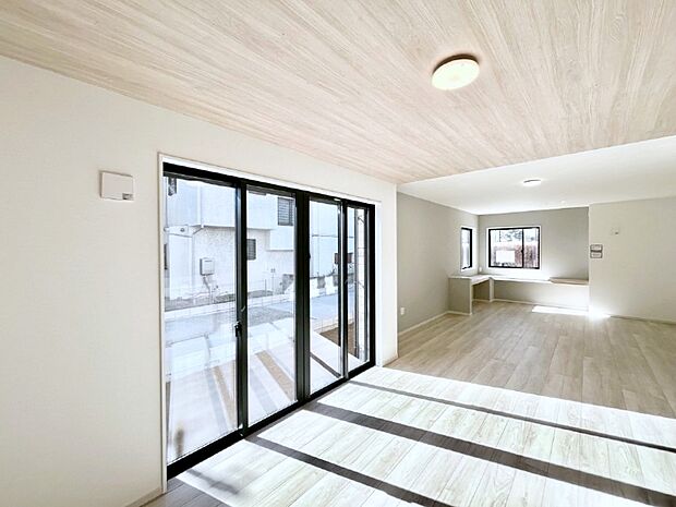 【ダイニング】大きな窓からたっぷりの陽光と風を感じられるリビング